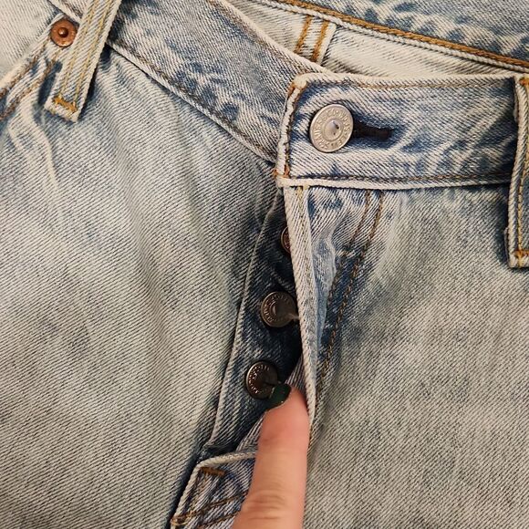 Light wash, button fly, seriously distressed, majorly cropped jeans size 29! - Picture 4 of 10